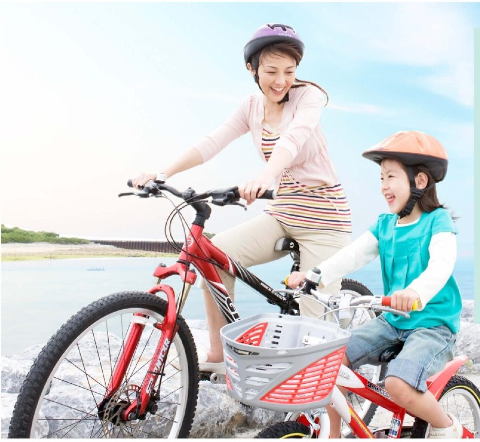 コースを自転車で走る親子
