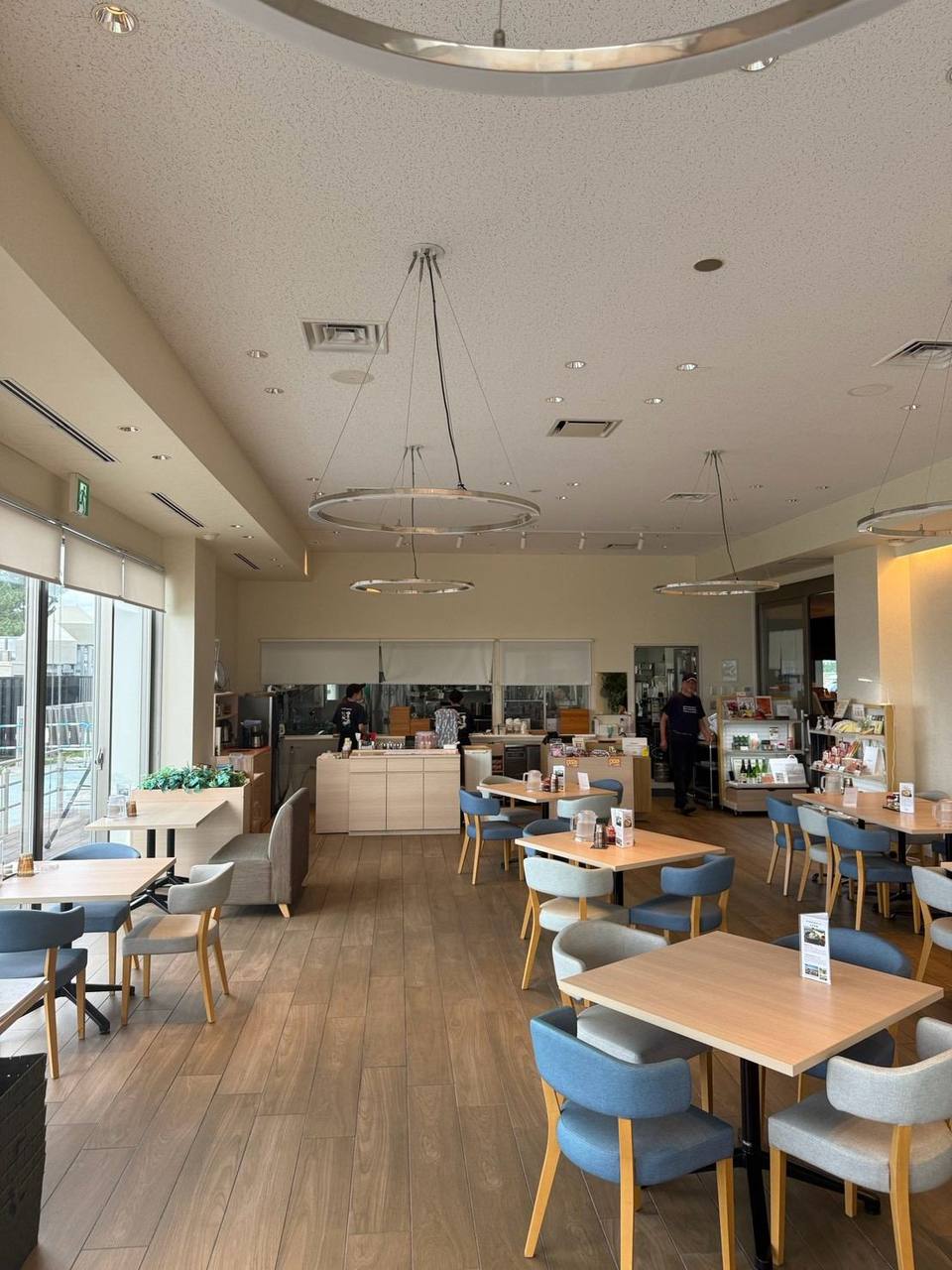 海を望むレストランの店内
