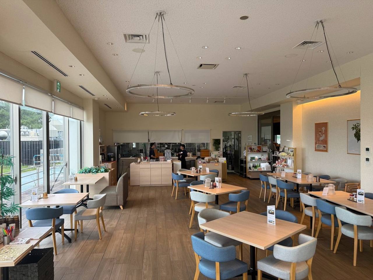 明るい店内